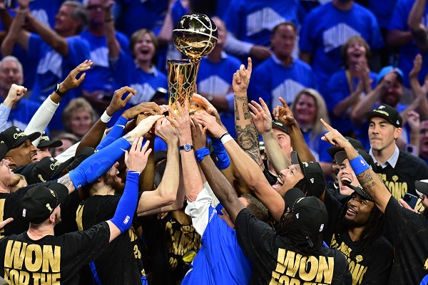Jugadores del equipo de Oklahoma Thunder levantan el trofeo de la NBA. Foto: EFE