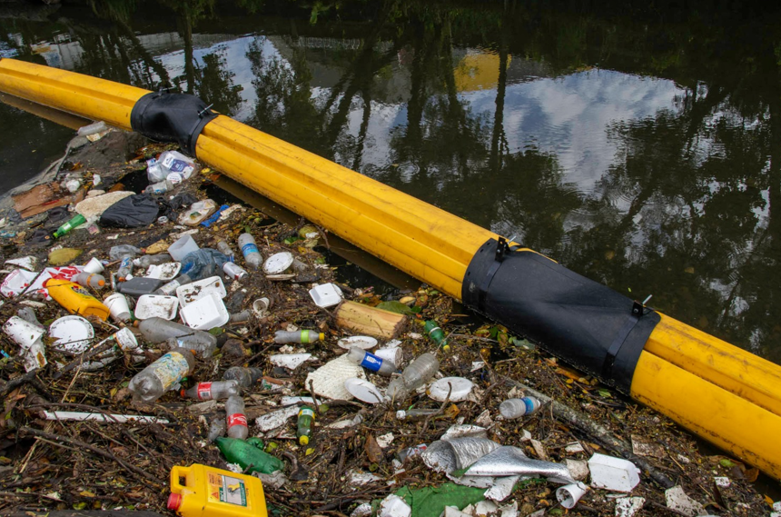 Instalación de barrera flotante en el río Río Abajo. Foto: Cortesía