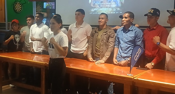 Nataly Delgado junto a boxeadores que formarán parte de la cartilla del 18 de julio. 