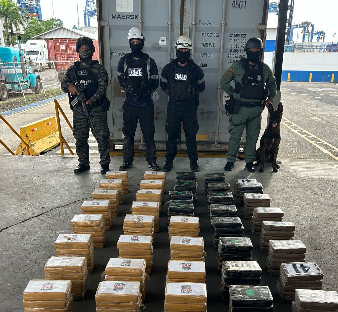 Los paquetes de droga estaban ocultos en un contenedor.