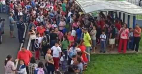 Padres y estudiantes del escuela Miguel Alba no pudieron ingresar.