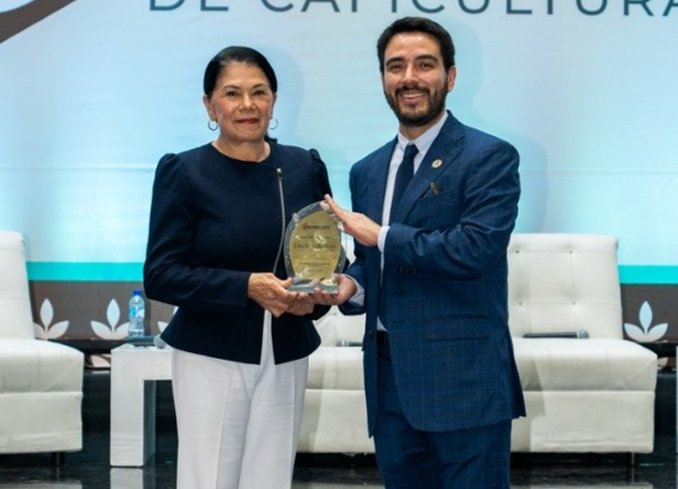Científica chiricana Aracelly Vega recibe reconocimiento internacional por su liderazgo e investigación en el sector cafetalero. Foto: Cortesía