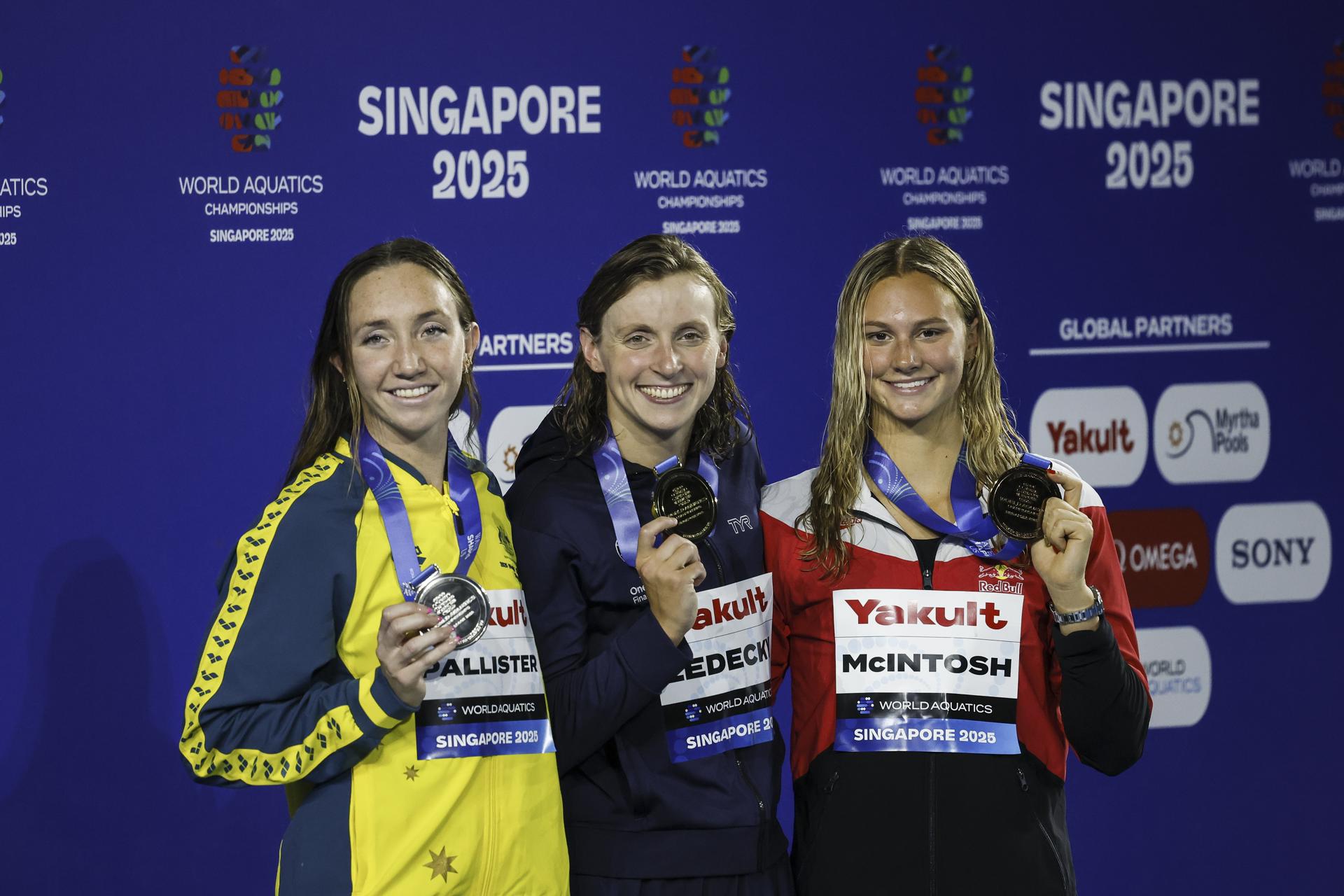 Katie Ledecky (c) ratificó su condición de campeona. /Foto: EFE