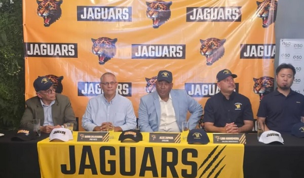 Directivos de los Jaguars y de Probeis estuvieron presentes en la conferencia de prensa. Foto: Probeis