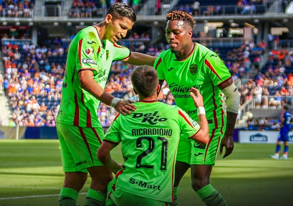 José Luis 'Puma' Rodríguez (der.) con su club Juárez FC.