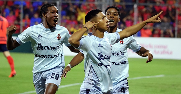 Martín Ruiz (c) del Sporting San Miguelito, celebra su gol anotado. Foto: EFE