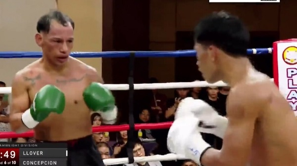 Luis 'El Nica' Concepción (izq.) durante el combate ante el filipino Kenneth Llover.
