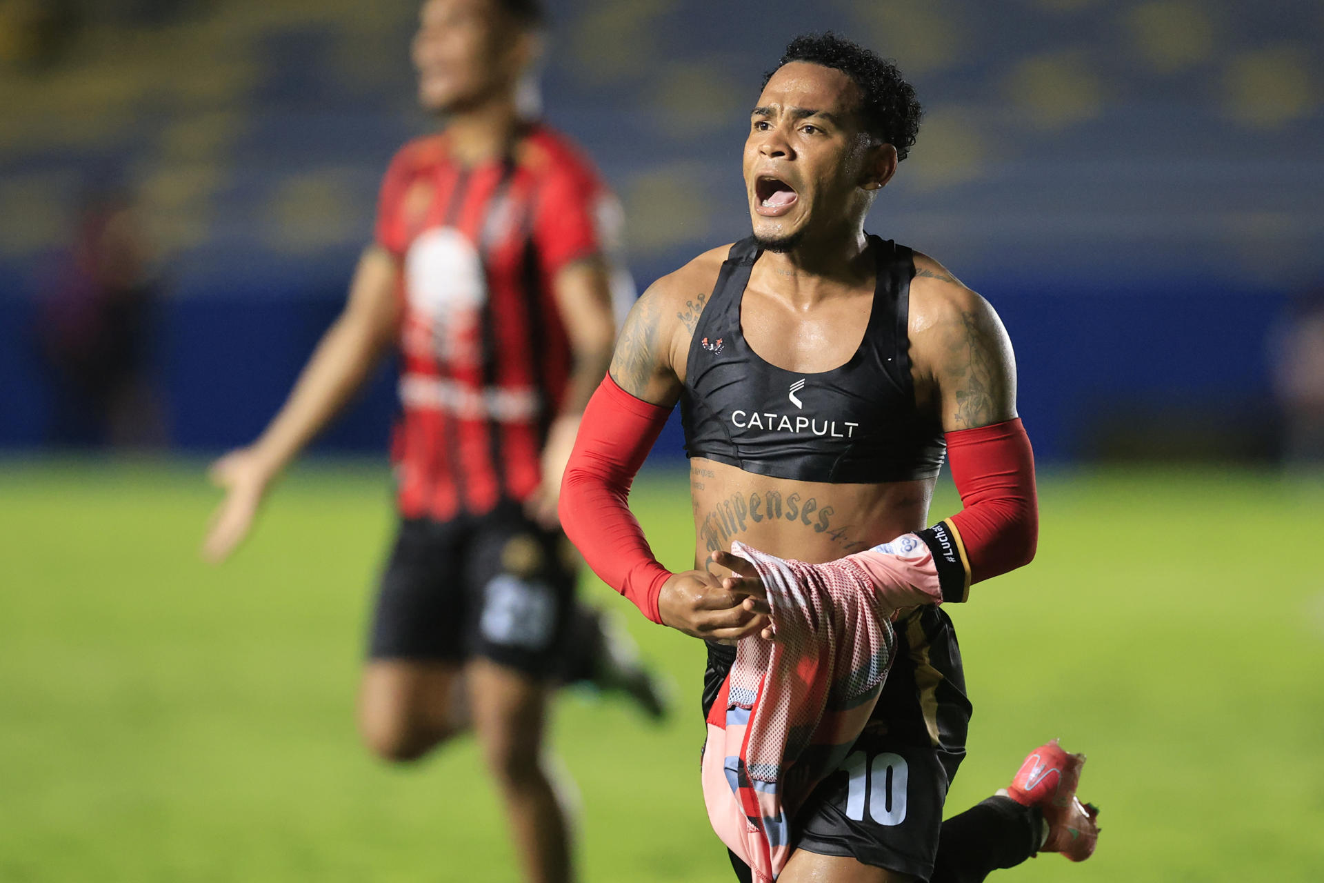 Yair Jaén de San Miguelito celebra un gol este jueves. /Foto: EFE