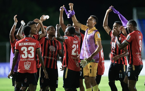 Jugadores del Sporting de San Miguelito celebran su clasificación a los cuartos de final de la Copa Centroamericana de Clubes de la Concacaf, luego de vencer 2-0 al Sport Herediano. Foto: EFE