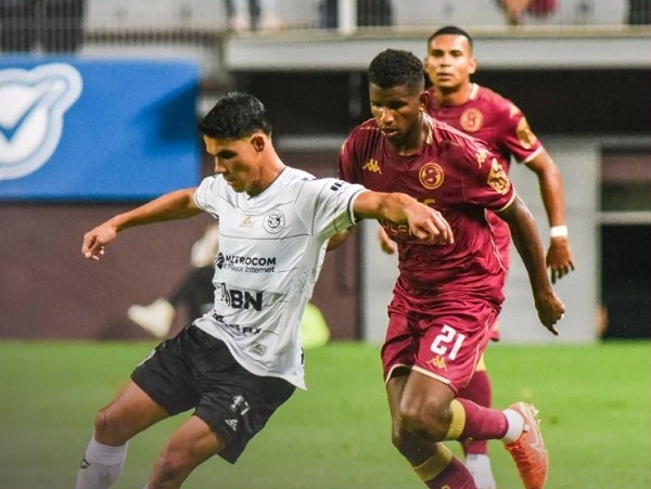 Fidel Escobar (der.) en acción.  Foto: Deportivo Saprissa