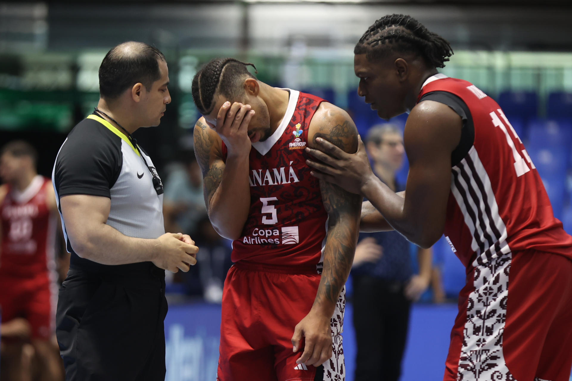 Trevor Gaskins (c) de Panamá reacciona este lunes, en un partido de la FIBA AmeriCup 2025. /Foto: EFE