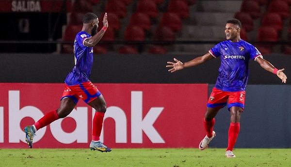 Everardo Rose (izq.) anotó el gol de la victoria del Plaza Amador. Foto: Concacaf