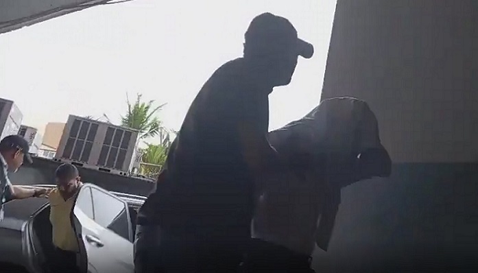  Vistiendo un suéter amarillo y pantalón oscuro, Luis Oliva, exdirector de la Autoridad de Innovación Gubernamental (AIG), llegó esposado a la sede del SPA.