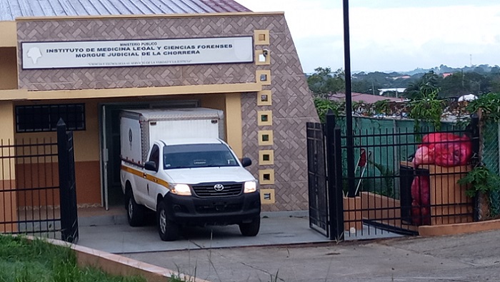 El cadáver de la víctima fue trasladado a la morgue de La Chorrera.  /  Foto: Eric Montenegro