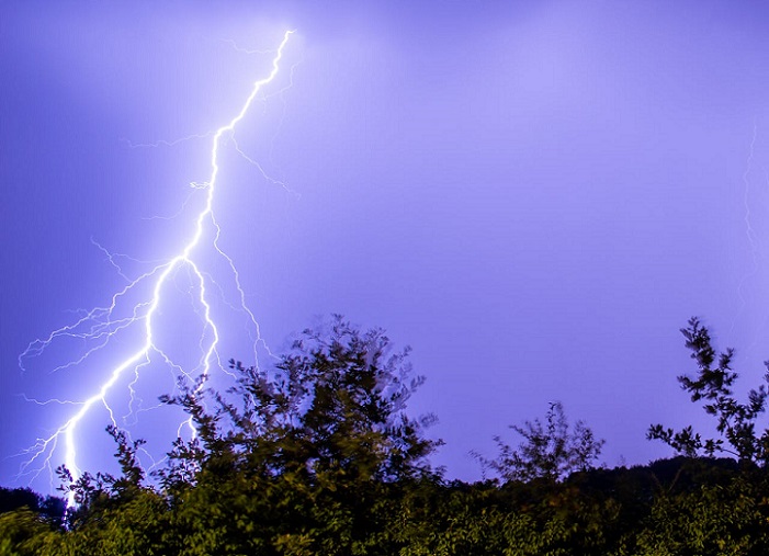 Los menores jugaban en una cancha improvisada cuando cayó el rayo mortal.   /  Fot ilustrativa: Pexels