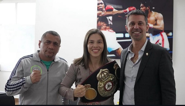 La campeona mundial Nataly Delgado (c), el director de Pandeportes, Miguel Ordóñez (der.) y el entrenador Julio César Archibold. Foto: Cortesía