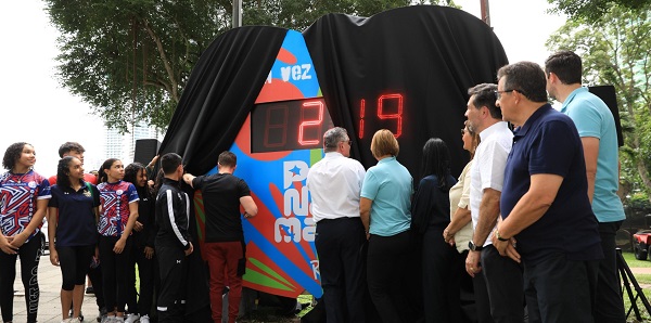 Momento en que desveló el reloj que da cuenta regresiva para la apertura de los Juegos Suramericanos de la Juventud. Foto: Presidencia de la República