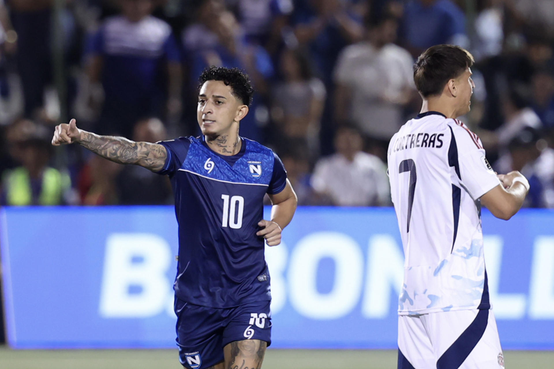 Byron Bonilla (i), de Nicaragua, celebra un gol en un partido por la clasificación de Concacaf. /EFE