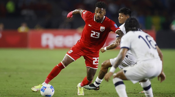 Michael Amir Murillo (izq.), de Panamá es defendido en el encuentro ante Guatemala. Foto: EFE