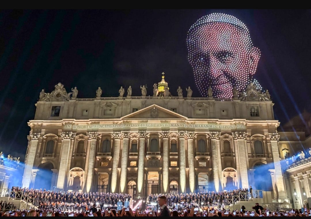 El epicentro del catolicismo, se convirtió en un extraordinario escenario a cielo abierto. Foto: EFE