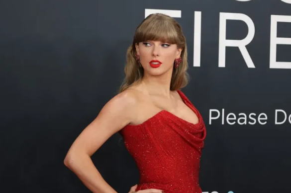 La cantante Taylor Swift en la alfombra roja de la 67 ceremonia anual de los premios Grammy. Foto: EFE