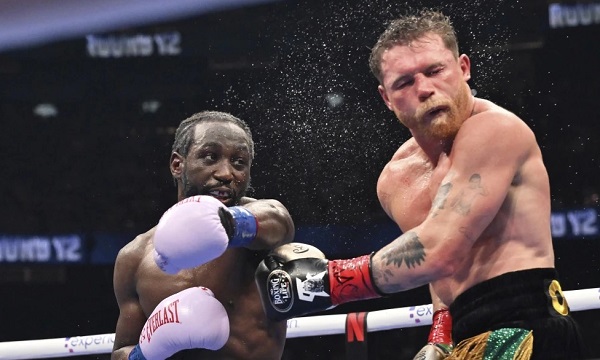 Terence Crawford (izq.) en el combate contra Saúl 'Canelo' Álvarez.