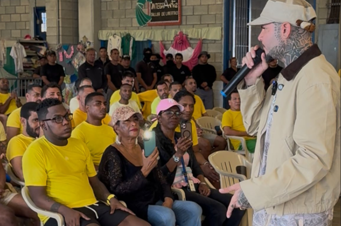 Farruko lleva mensaje de esperanza y resocialización a reclusos de La Nueva Joya. Foto: Cortesía