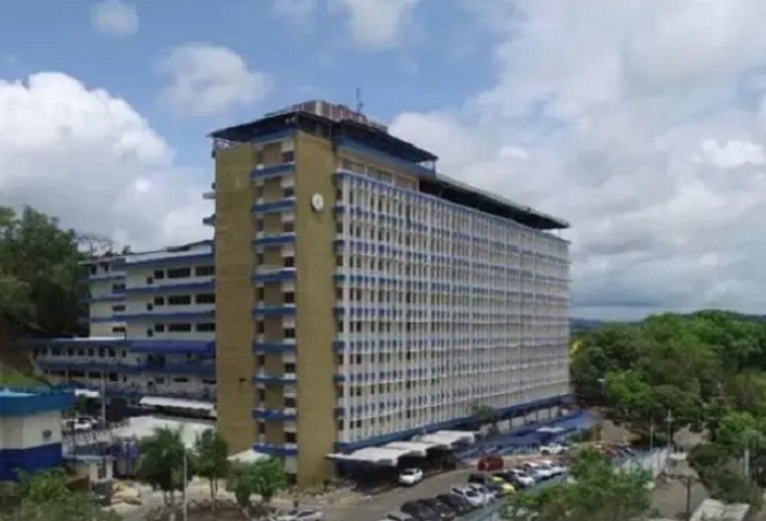 Hombre cae de lo alto del complejo hospitalario de la Transístmica ...