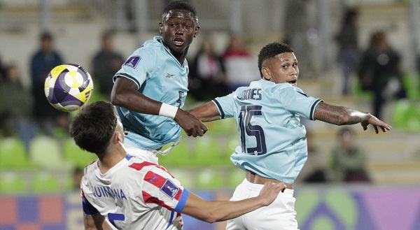 Ariel Arroyo (izq.) y Joseph Jones (der.) durante el partido en el que Panamá enfrentó a Paraguay el sábado. Foto: EFE