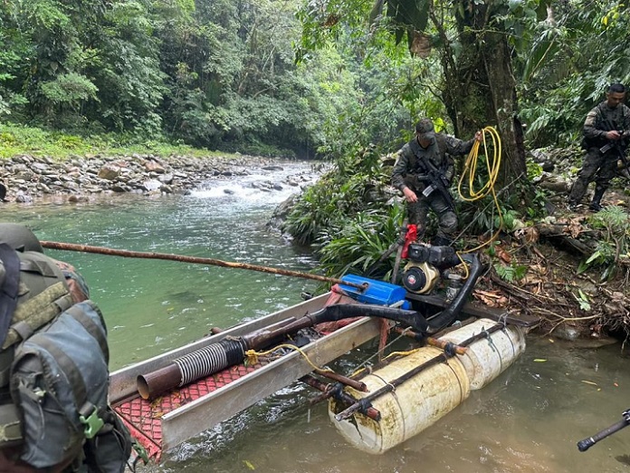 La minería ilegal contamina los suelos con mercurio.  /  Foto: Senafront
