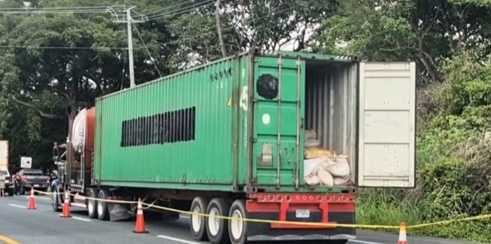 Delincuentes buscaban droga que se suponía era transportada en el camión.  /  Foto: RS