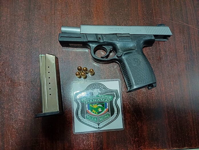 El arma fue decomisada y el joven quedó detenido.  /   Foto: PN