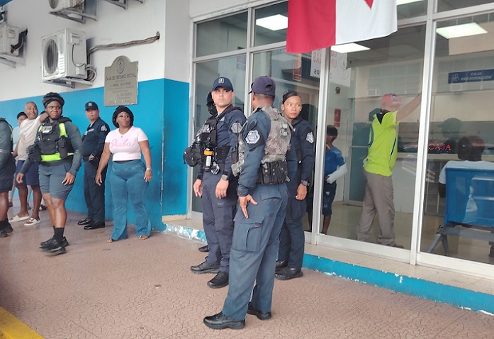 En el lugar, familiares de los afectados denunciaron que un adulto mayor se apersonó junto a otras personas para amenazar a los estudiantes.  /  Foto: Diómedes Sánchez