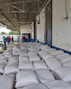 Más de 1,000 sacos retenidos de arroz de contrabando.