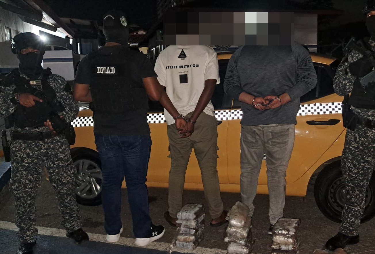 Los detenidos y los paquetes de droga.