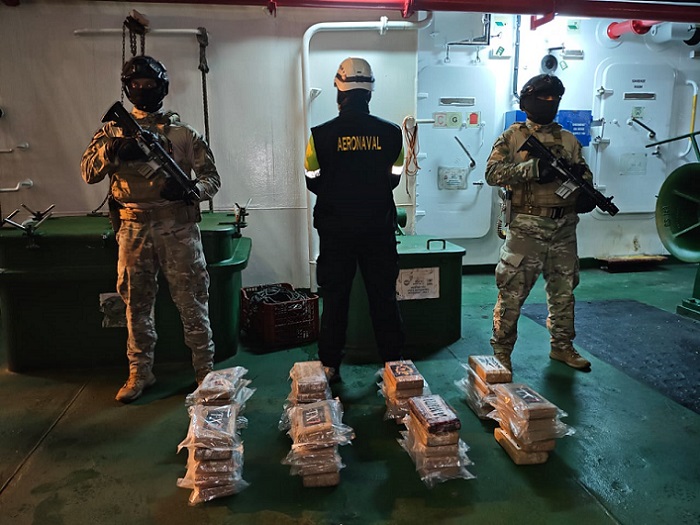 Los paquetes d droga estaban ocultos en el panel de refrigeración del contenedor.  /  Foto: Senan