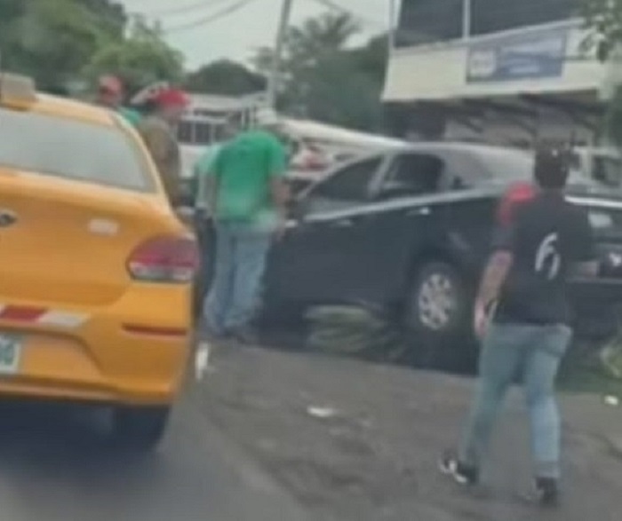 La víctima, malherida, perdió el conocimiento tras el volante del sedán negro que conducía.  /  Foto: RS