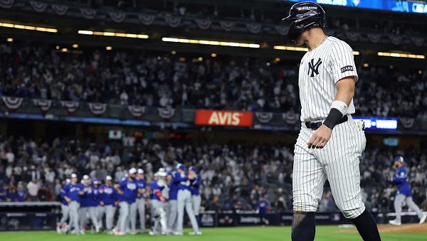 Jugadores de los Azulejos de Toronto celebran su clasificación ante la mirada de Aaron Judge, quien se retira del campo de juego. Foto: EFE