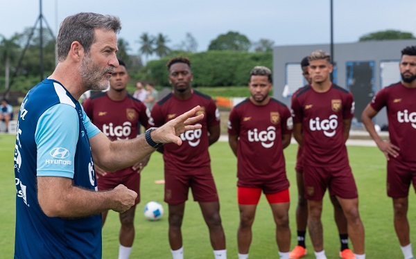 José Luis ‘Puma’ Rodríguez con sus compañeros durante la charla del técnico Thomas Christiansen en la práctica de ayer, a la cual acudieron los 24 jugadores convocados. Foto: FPF