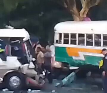 Escena del accidente entre los buses.