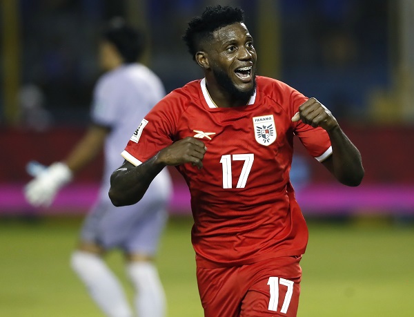 José Fajardo celebra su gol anotado ante El Salvador la noche de este viernes en el Estadio Cuscatlán. Foto: EFE