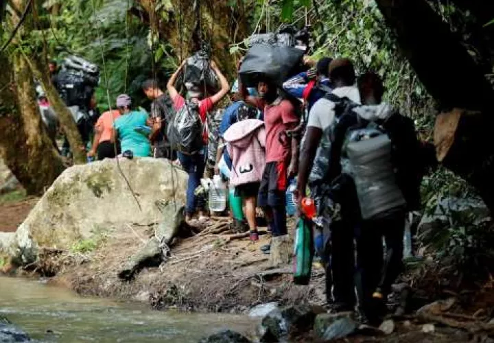 Migrantes por el paso de la selva de Darién.   (Foto Archivo-EFE)