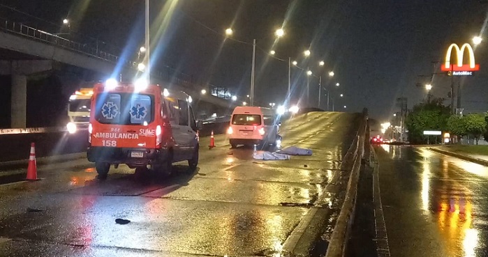 Los cadáveres quedaron en el centro de la vía.  /  Foto: Alexander Santamaría