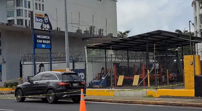 La camioneta quedó en medio de la vía.  /  Foto: VG