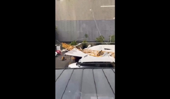 Parte de la grúa de carga se desplomó sobre un parea de estacionamientos.  /  Imagen: Captura de video TCP