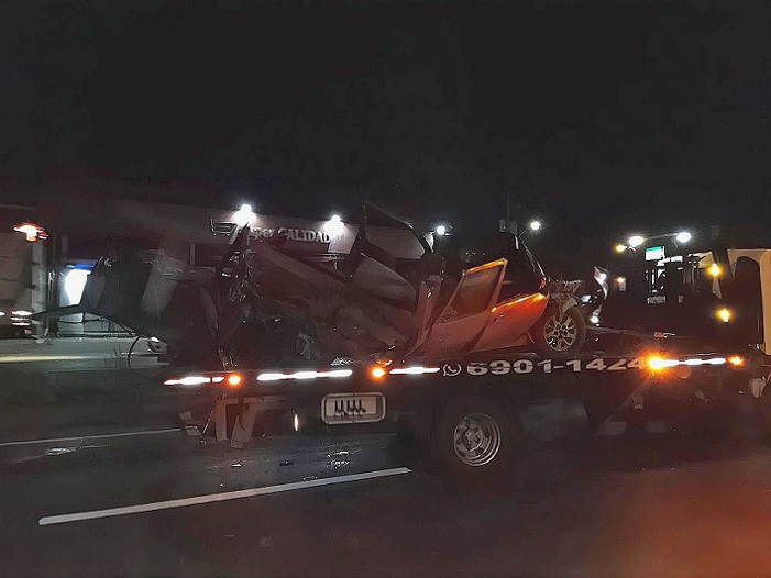 Como resultado de la violenta colisión, la pick-up fue prácticamente partida en dos.  /  Foto: Eric Montnegro