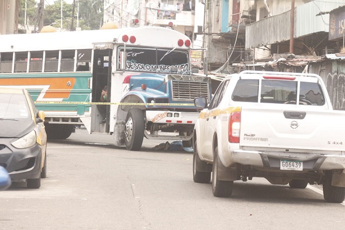 El cadáver quedó debajo de las llantas delanteras del colectivo.  /  Foto: Landro Ortiz