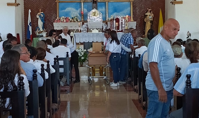 Un pueblo entero que lloró la partida de Selinda Córdoba Batista, la joven de apenas 21 años que fue brutalmente asesinada por su expareja.  /  Foto: Thays Domínguez