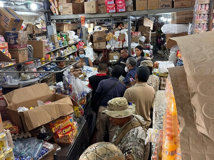Encontraron mercancías vencidas, en estado de descomposición y almacenadas entre aguas residuales.  /  Foto: ANA
