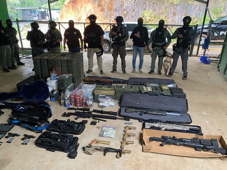 El arsenal de armas y municiones hallado por las autoridades. 